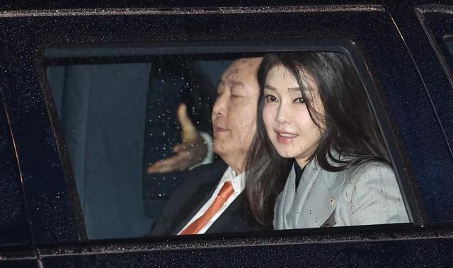 突发！韩国第一夫人金建希删除加密聊天账户，前国防部长企图卫生间内用衣服结绳自杀！最新细节披露